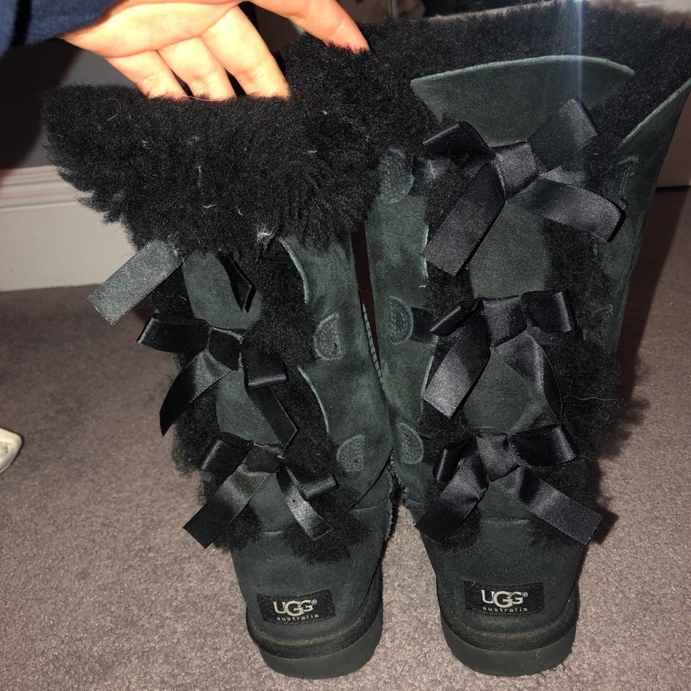 triple bailey bow black uggs size 6